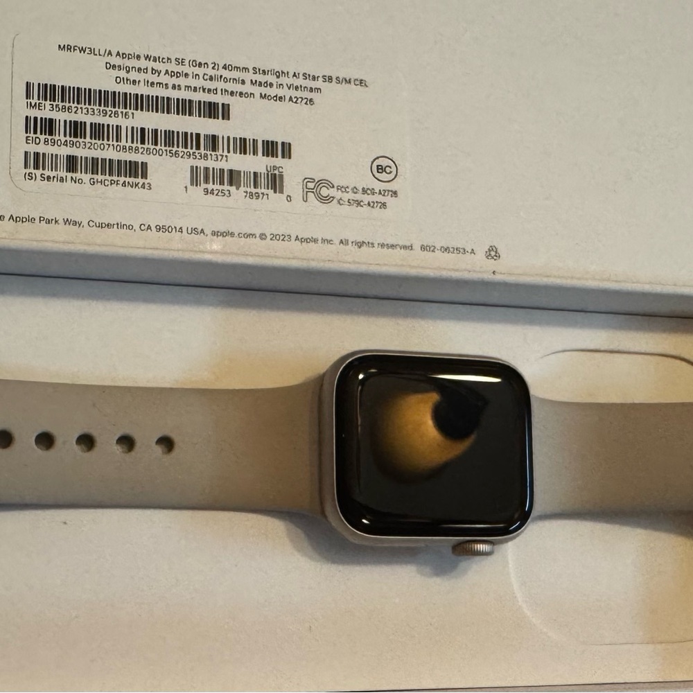 APPLE WATCH SE 9 2 gen. 
Size 40 mm. 
Starlight watch band